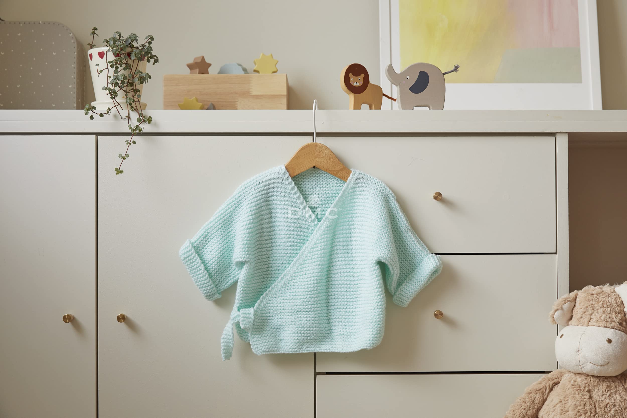 dmc-gift-of-stitch-cardigan-abbraccio-d-amore-kit-maglia-neonato-0-6-mesi-verde image 4