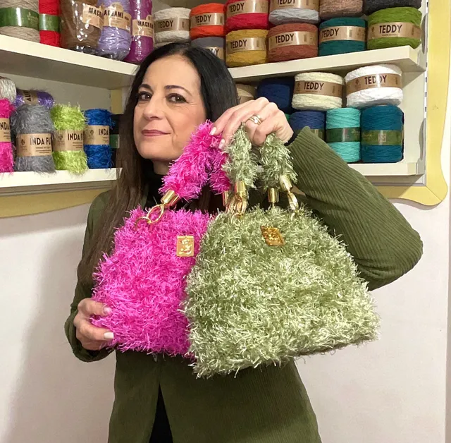 borgo-de-pazzi-kit-fur-clutch-di-tiziana-volpe-kit-borsa-uncinetto-in-inda-fur image 1