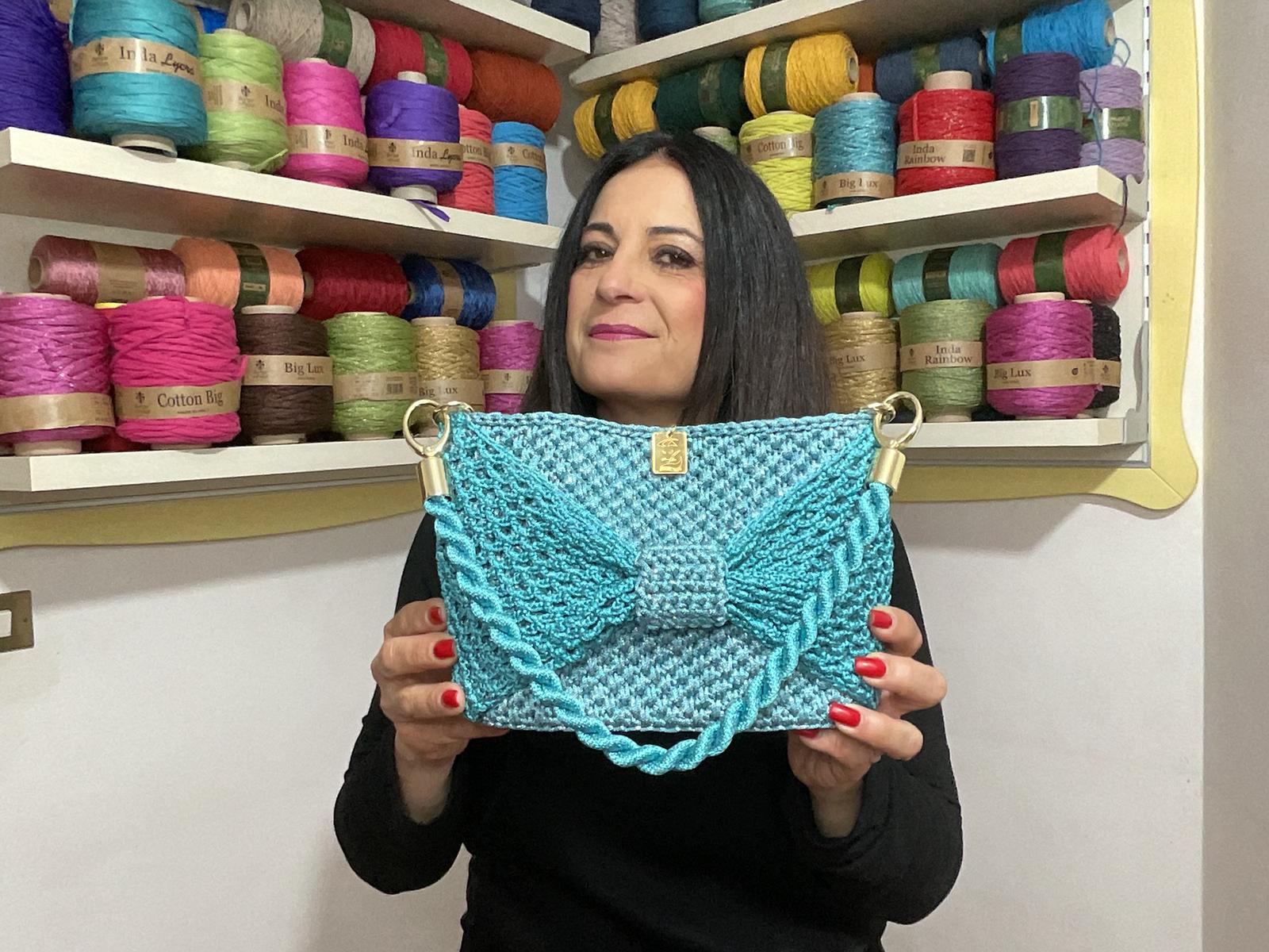borgo-de-pazzi-kit-borsa-fiocco-di-tiziana-volpe-in-filato-inda-kit-crochet image 1