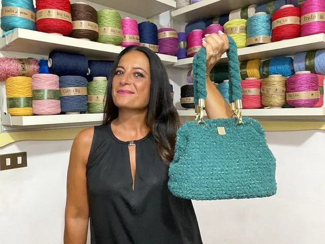 borgo-de-pazzi-kit-green-teddy-clutch-di-tiziana-volpe-crochet image 1