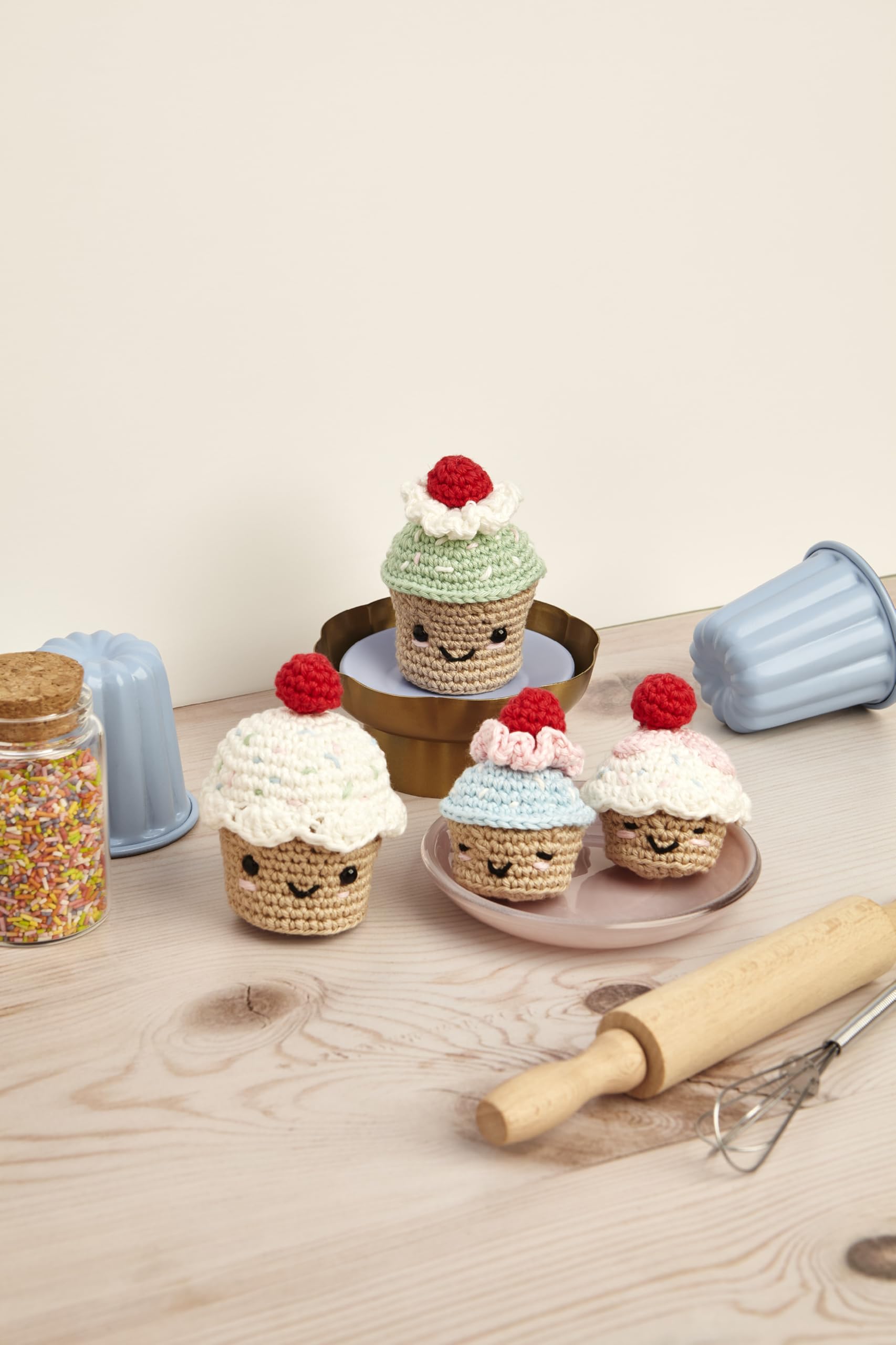 dmc-cupcake-alla-ciliegia-kit-amigurumi-intermedio image 2