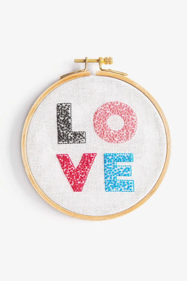 dmc-gift-of-stitch-kit-ricamo-love-cotone-perla-8-con-telaio-12-5-cm image 1