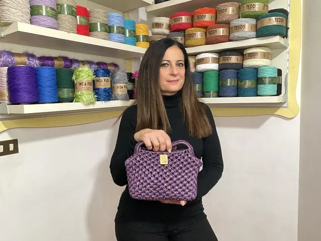 borgo-de-pazzi-kit-clutch-rainbow-di-tiziana-volpe-crochet-kit-borsa-uncinetto image 1