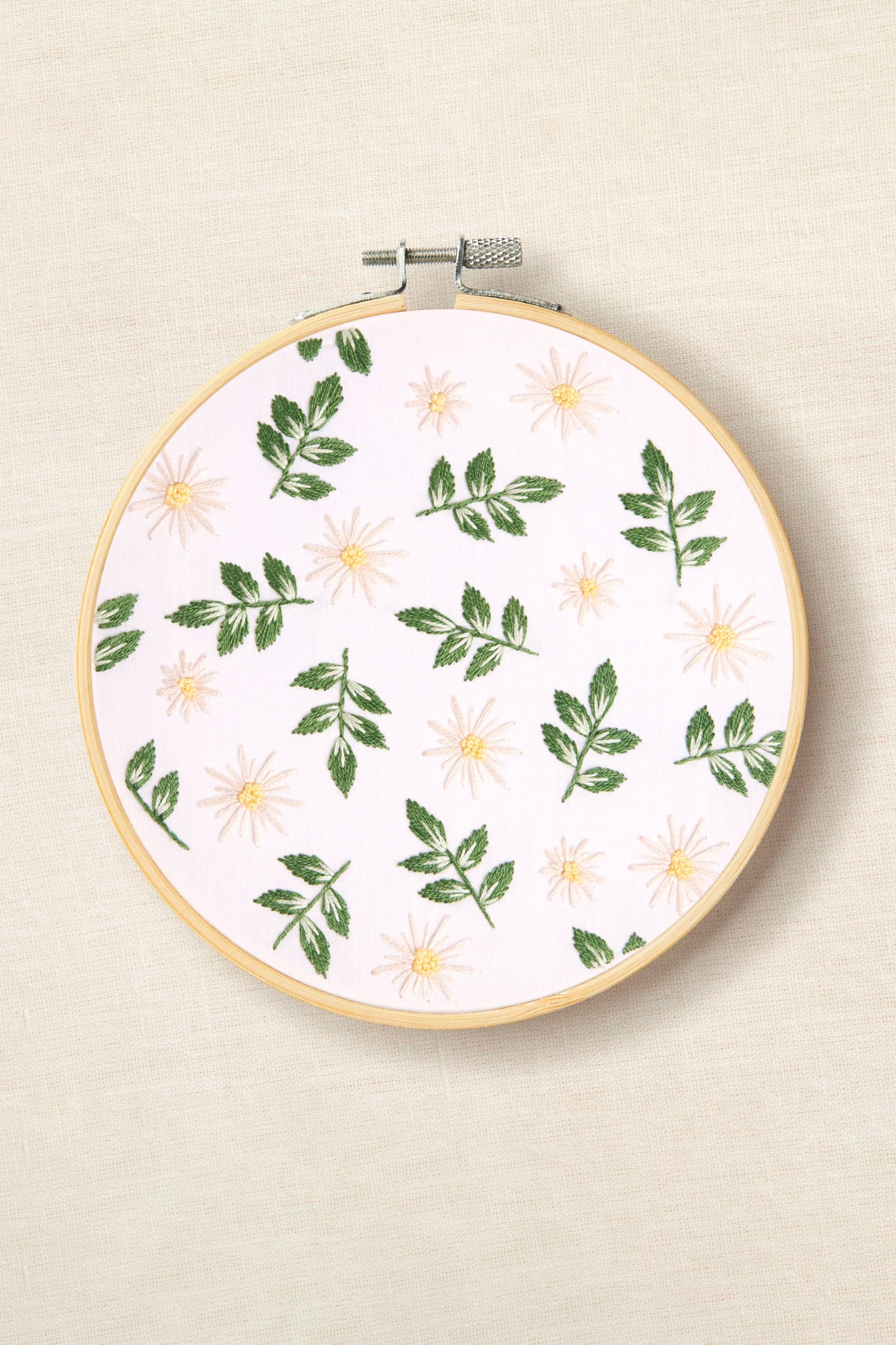 dmc-the-designer-collection-delicate-margherite-di-jenni-davis-kit-ricamo-interm image 2