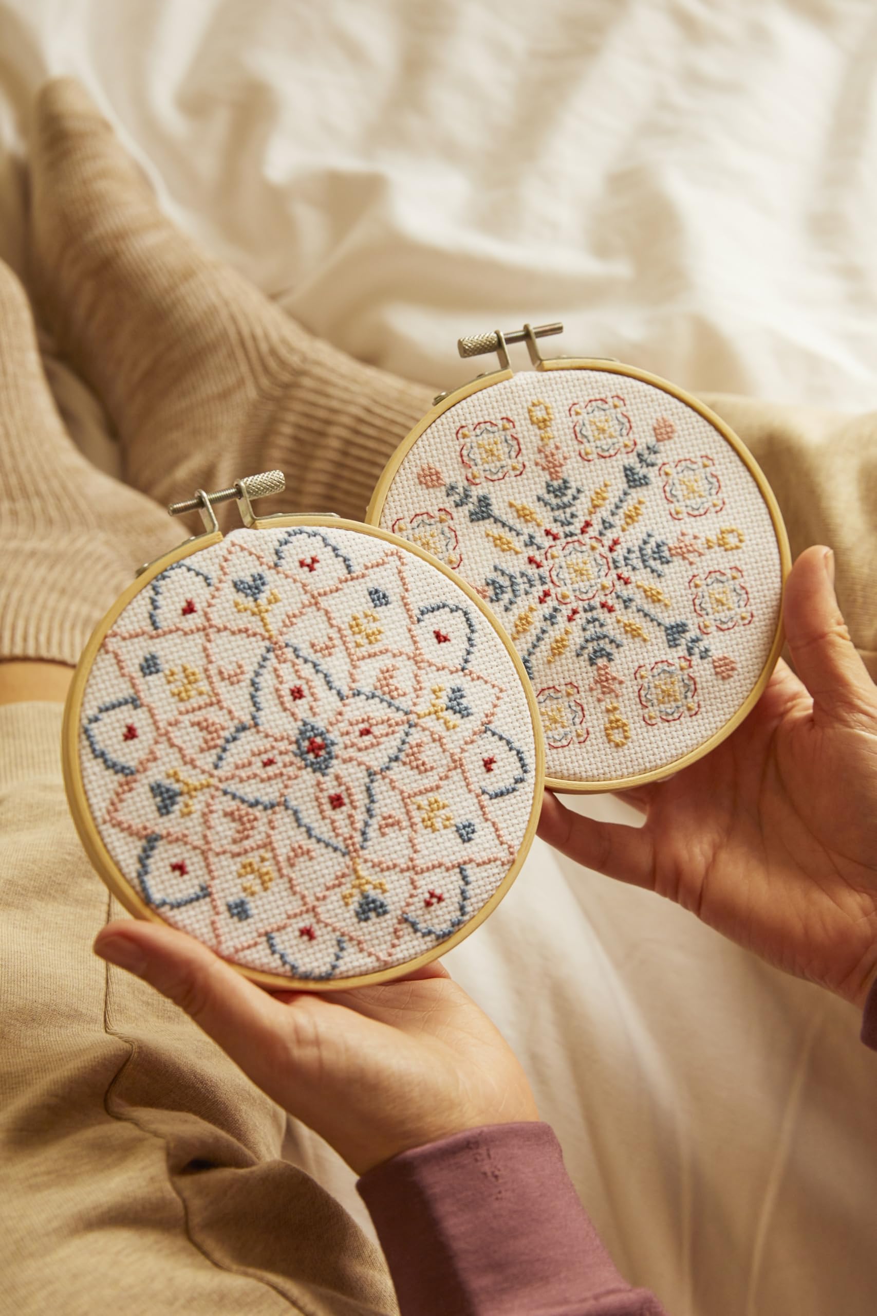 dmc-mindful-making-kit-punto-croce-mandala-meditativo-con-telaio image 3