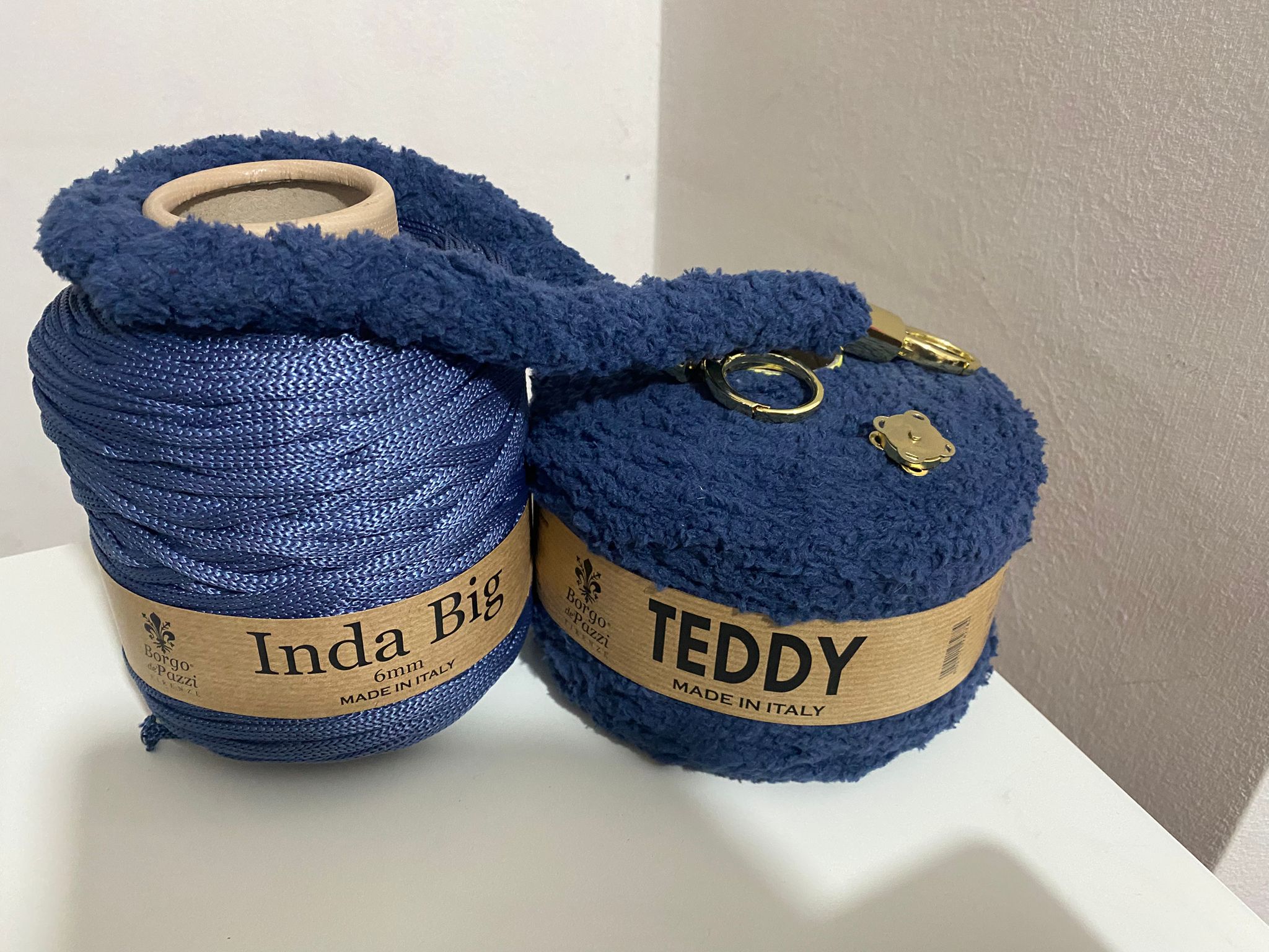 borgo-de-pazzi-kit-borsa-teddy-con-strisce-pellicciose-di-tiziana-volpe image 2