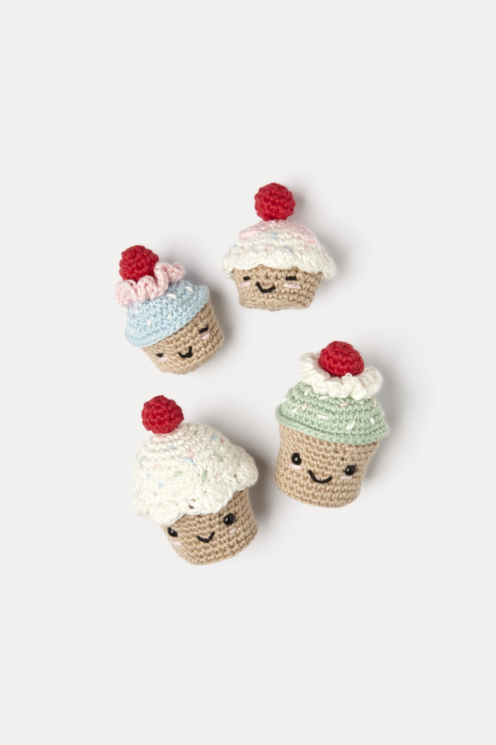 dmc-cupcake-alla-ciliegia-kit-amigurumi-intermedio image 3