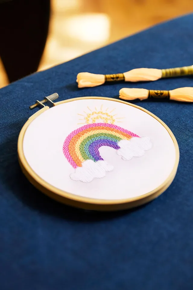 dmc-the-designer-collection-oltre-l-arcobaleno-di-jenni-davis-kit-ricamo-facile image 1